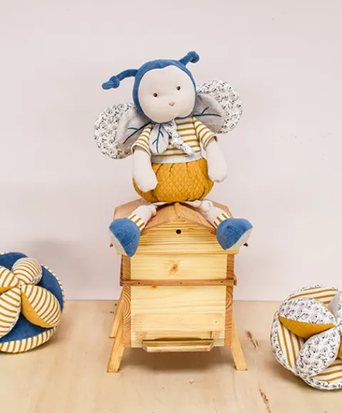 Doudou et Compagnie Balle d'éveil bébé avec Hochet intégré - Pollen l'abeille en coton BIO - 15 cm - Modèle aléatoire> Doudous En Coton Bio|Balles Sensorielles