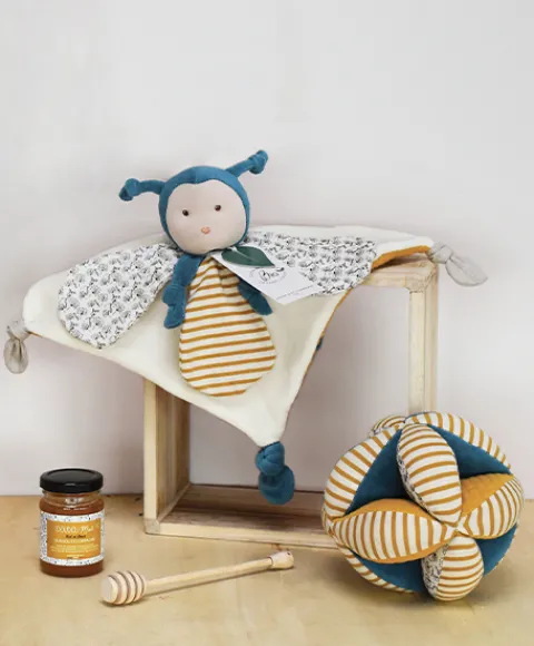 Doudou et Compagnie Balle d'éveil bébé avec Hochet intégré - Pollen l'abeille en coton BIO - 15 cm - Modèle aléatoire> Doudous En Coton Bio|Balles Sensorielles