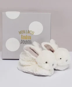 Doudou et Compagnie Coffret cadeau naissance chaussons lapin taupe avec hochet - 0/6 mois> Chaussons