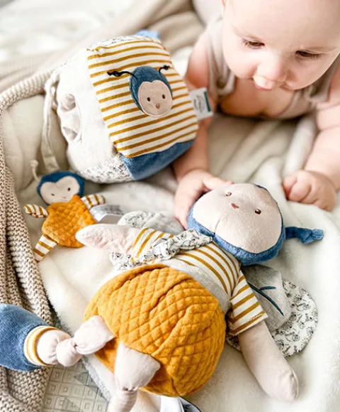 Doudou et Compagnie Cube d'activités Pollen l'abeille en coton BIO 10 X 10 cm> Doudous En Coton Bio|Balles Sensorielles