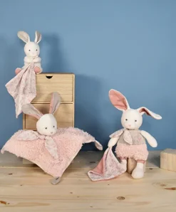 Doudou et Compagnie Doudou mouchoir lapin rose en coton BIO - 15 cm><noscript><img width=