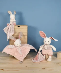 Doudou et Compagnie Lapin peluche écrue avec mouchoir rose en coton BIO - 22 cm><noscript><img width=