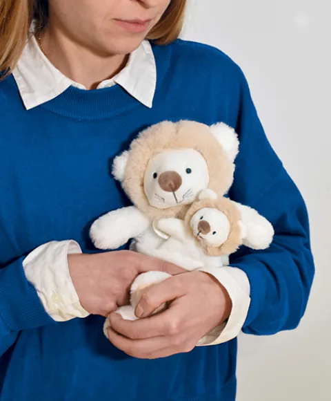 Doudou et Compagnie Peluche lion avec Bébé - 25 cm - Unicef> Peluches