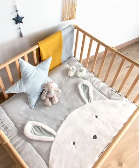 Doudou et Compagnie Tapis de Parc Lapin - gris perle - 100 x 100 cm> Les Tapis