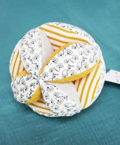 Doudou et Compagnie Balle d'éveil bébé avec Hochet intégré - Pollen l'abeille en coton BIO - 15 cm - Modèle aléatoire