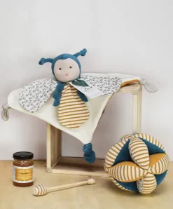 Doudou et Compagnie Balle d'éveil bébé avec Hochet intégré - Pollen l'abeille en coton BIO - 15 cm - Modèle aléatoire