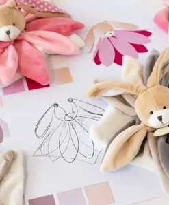 Doudou et Compagnie Coffret Doudou lapin pétales Collector rose - 28 cm