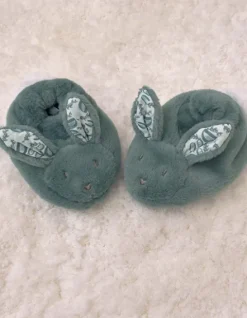 Doudou et Compagnie Lapin Doudou - Coffret cadeau Chaussons et Doudou Vert Sauge 15 cm
